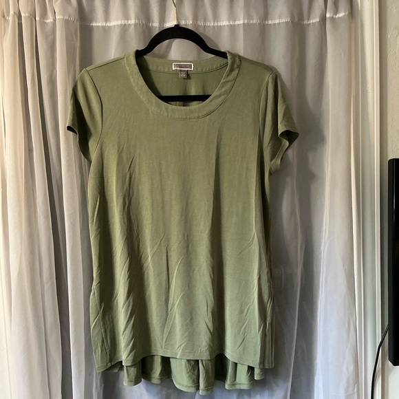 Long basic with ruffles on back Olive Green Women's Top size large Chelsea 28 - Picture 1 of 4
